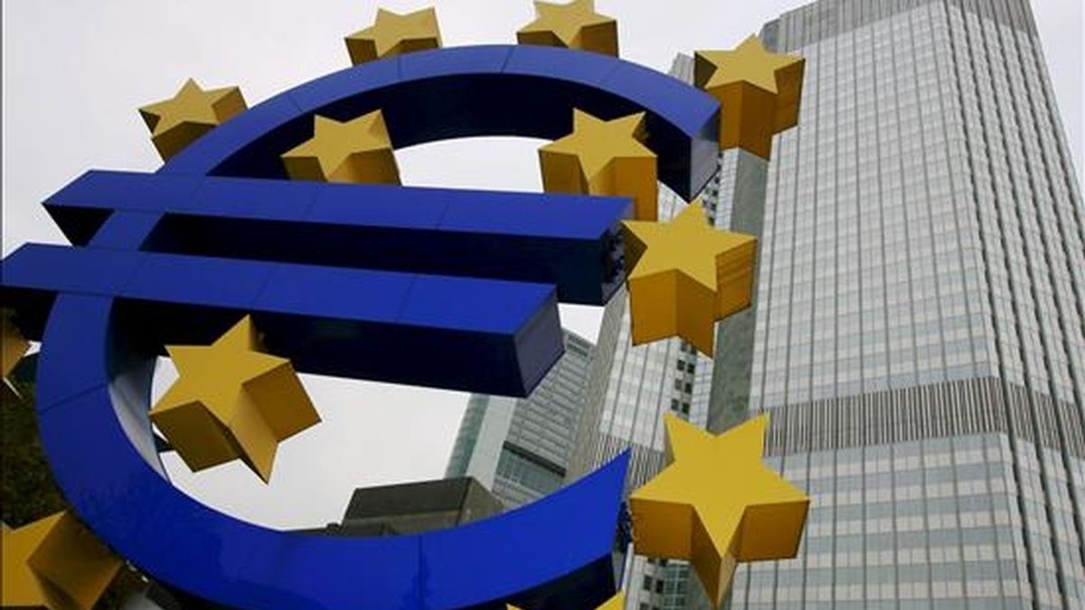 Una escultura del símbolo del euro ante la sede del Banco Central Europeo en Fráncfort (Alemania). EFE/Archivo