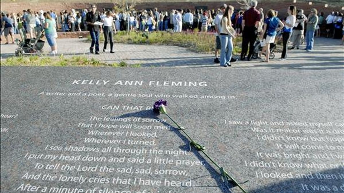 Fotografía de septiembre de 2007 en la que se ve el monumento en memoria de las víctimas de la masacre de la Escuela Secundaria de Columbine, en el Memorial Clement Park en Littleton, Colorado (EE.UU.). EFE/Archivo