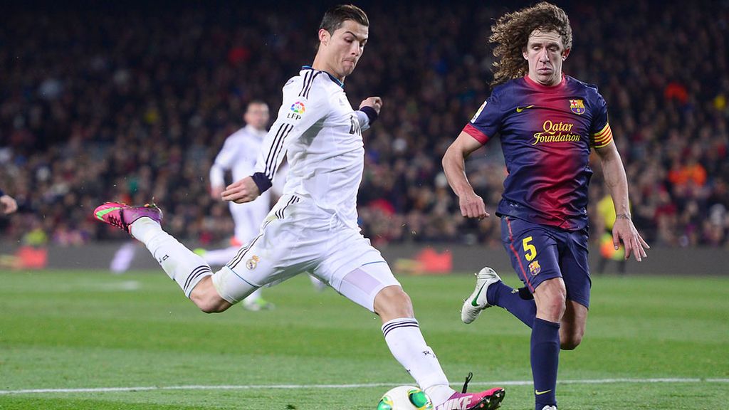 Cristiano Ronaldo disputa y balón con Puyol durante las semifinales de la Copa del Rey Cristiano Ronaldo disputa y balón con Puyol durante las semifinales de la Copa del Rey