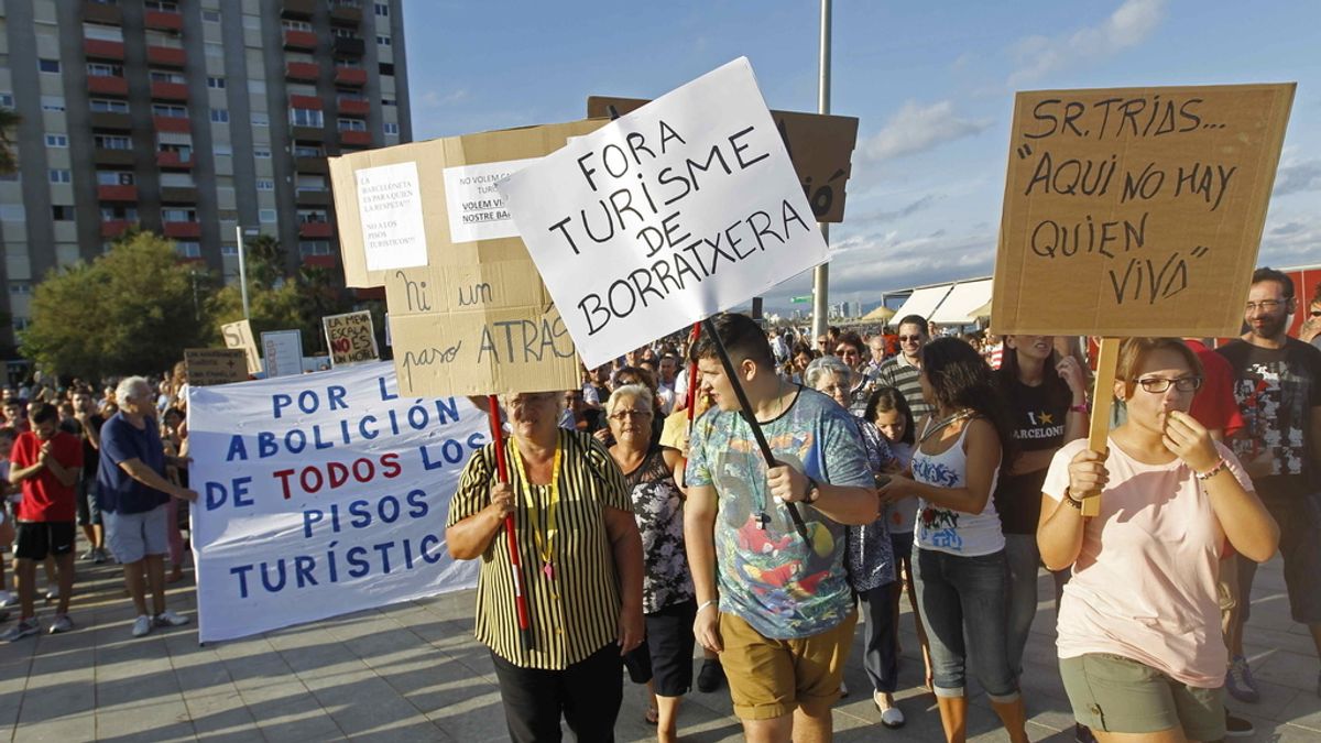 Protestas vecinales en la Barceloneta. Foto:EFE