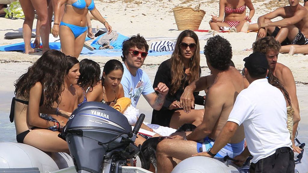 Dani Martín aparca la gira para disfrutar de Ibiza con su novia Huga