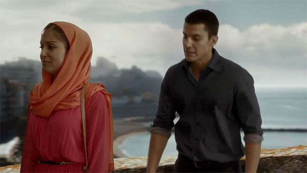 Aunque el agenta la sigue amando, ella no le perdona