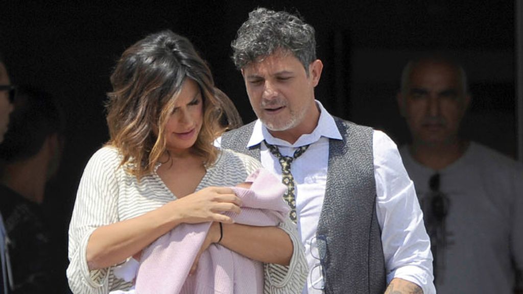 Raquel Perera y Alejandro Sanz presentan a Alma a la salida de la clínica