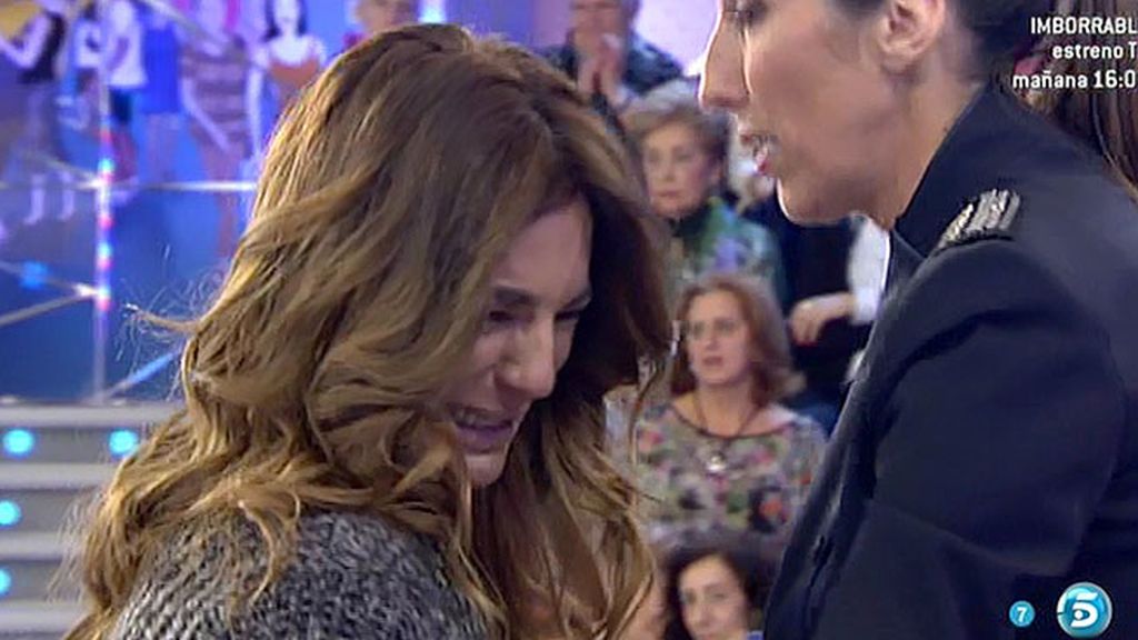 La colaboradora de 'Sálvame' no puede evitar las lágrimas