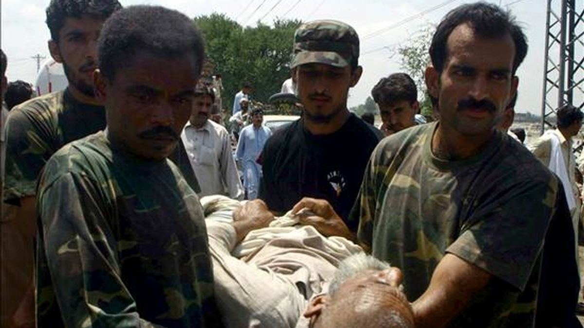 Soldados paquistaníes evacúan a los habitantes de las zonas inundadas de Nowshera, Pakistán. EFE