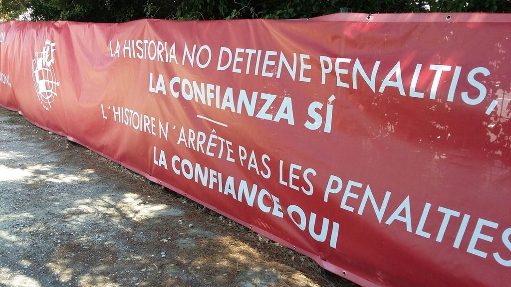 La isla francesa donde se concentra la Roja, plagada de mensajes motivadores