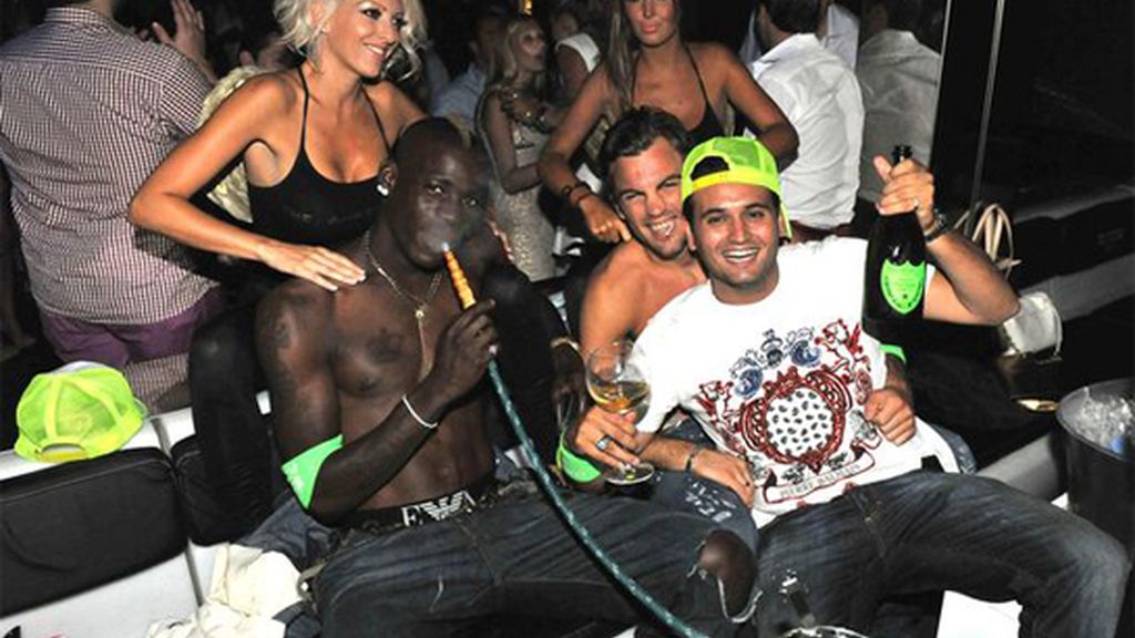 Nuevo desmadre de Balotelli: shisha, champagne, mujeres y masajes