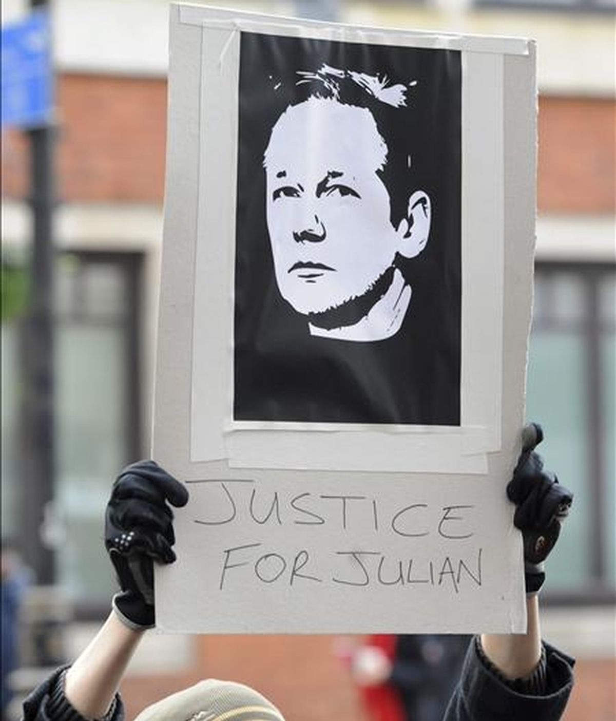 Un ciudadano pide justicia para el fundador de WikiLeaks, Julian Assange, a las puertas del Juzgado de Primera Instancia de Westminster en Londres (Reino Unido) ayer, 7 de diciembre de 2010. Numerosas personalidades se han ofrecido a avalar la fianza de Assange, entre ellos, Ken Loach, John Pilger, y la millonaria Jemima Khan. EFE Un ciudadano pide justicia para el fundador de WikiLeaks, Julian Assange, a las puertas del Juzgado de Primera Instancia de Westminster en Londres (Reino Unido) ayer, 7 de diciembre de 2010. Numerosas personalidades se han ofrecido a avalar la fianza de Assange, entre ellos, Ken Loach, John Pilger, y la millonaria Jemima Khan. EFE