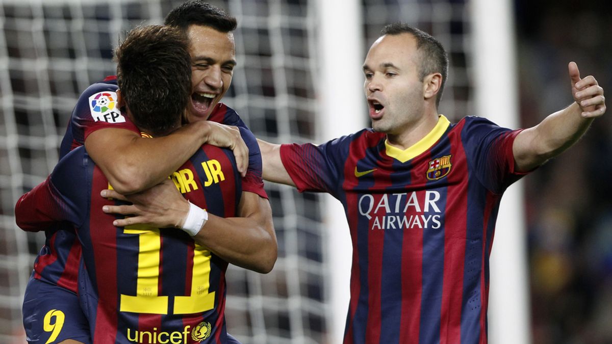 Alexis, Neymar e Iniesta celebran el gol al Espanyol