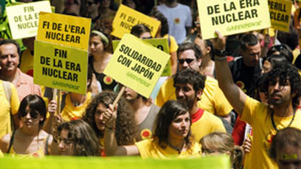 2.500 personas se manifiestan en Barcelona contra las centrales nucleares 2.500 personas se manifiestan en Barcelona contra las centrales nucleares