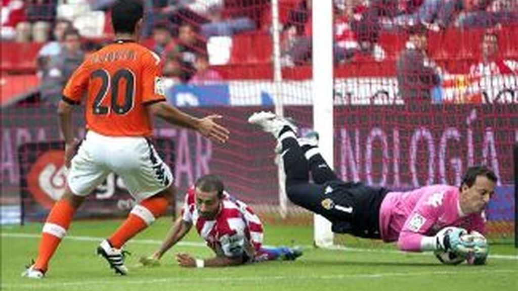 César atrapa un balón en el Molinón. Foto: EFE César atrapa un balón en el Molinón. Foto: EFE