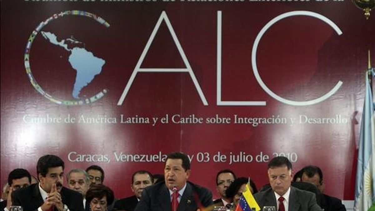 Fotografía cedida por el Palacio de Miraflores que muestra al presidente de Venezuela, Hugo Chávez (2d), junto al canciller venezolano, Nicolás Maduro (i), durante su participación en la reunión de la CELAC. EFE