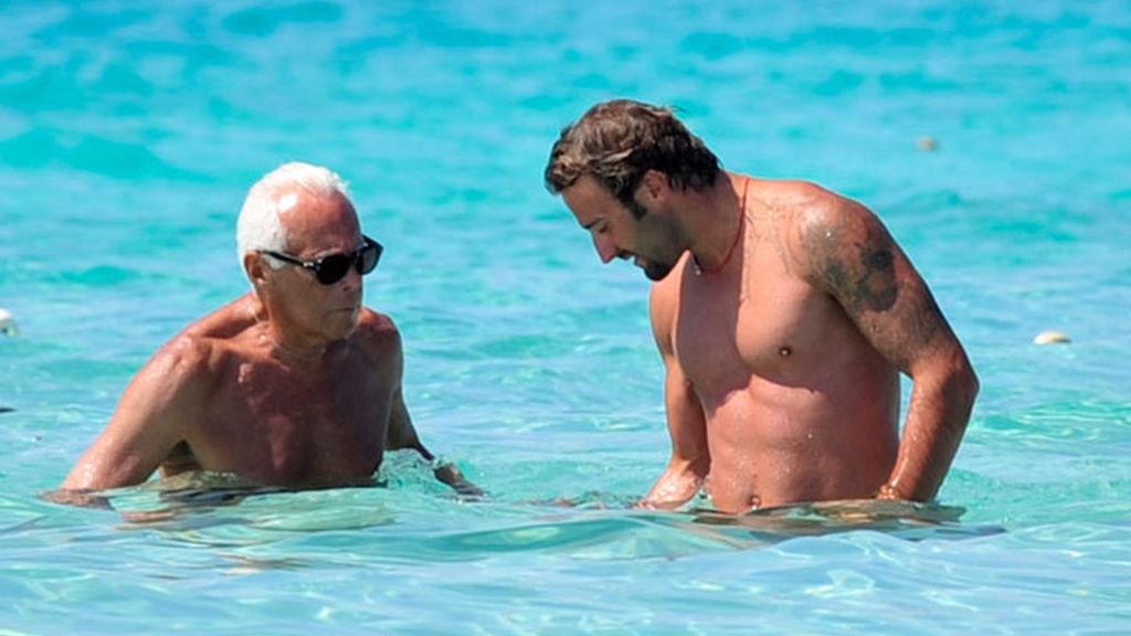 Armani se deja querer por un joven durante sus vacaciones