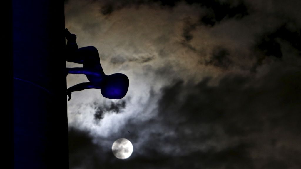 La 'superluna' vista junto a la estatua de un bebé en Praga, República Checa