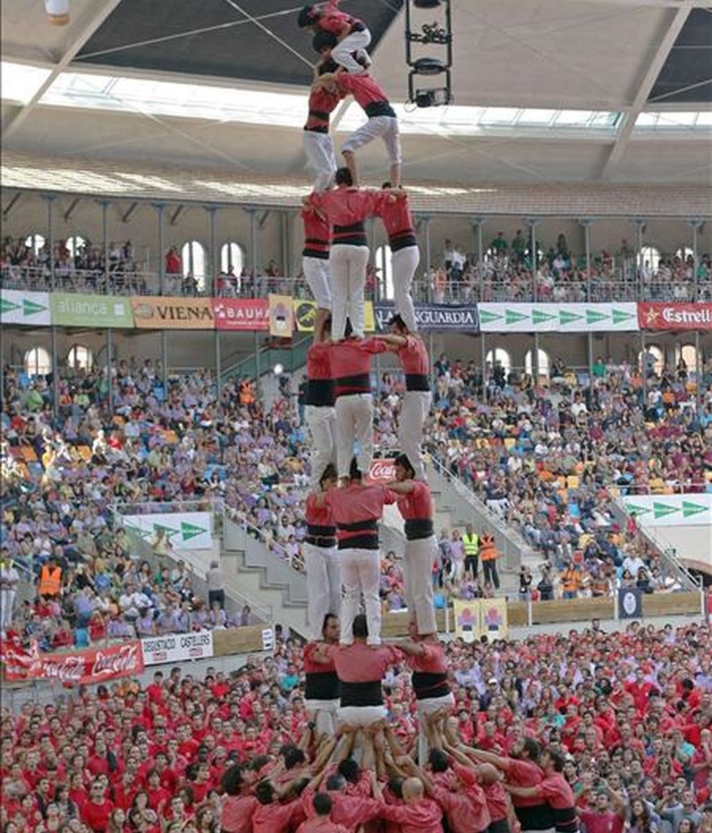 La Colla Vella de los Xiquets de Valls, tercer grupo clasificado en el Concurso de Castells celebrado en Tarragona. levantan un "Tres de Nou amb Folre", construcción de nueve pisos, tres castellers por nivel y una doble base. EFE La Colla Vella de los Xiquets de Valls, tercer grupo clasificado en el Concurso de Castells celebrado en Tarragona. levantan un "Tres de Nou amb Folre", construcción de nueve pisos, tres castellers por nivel y una doble base. EFE