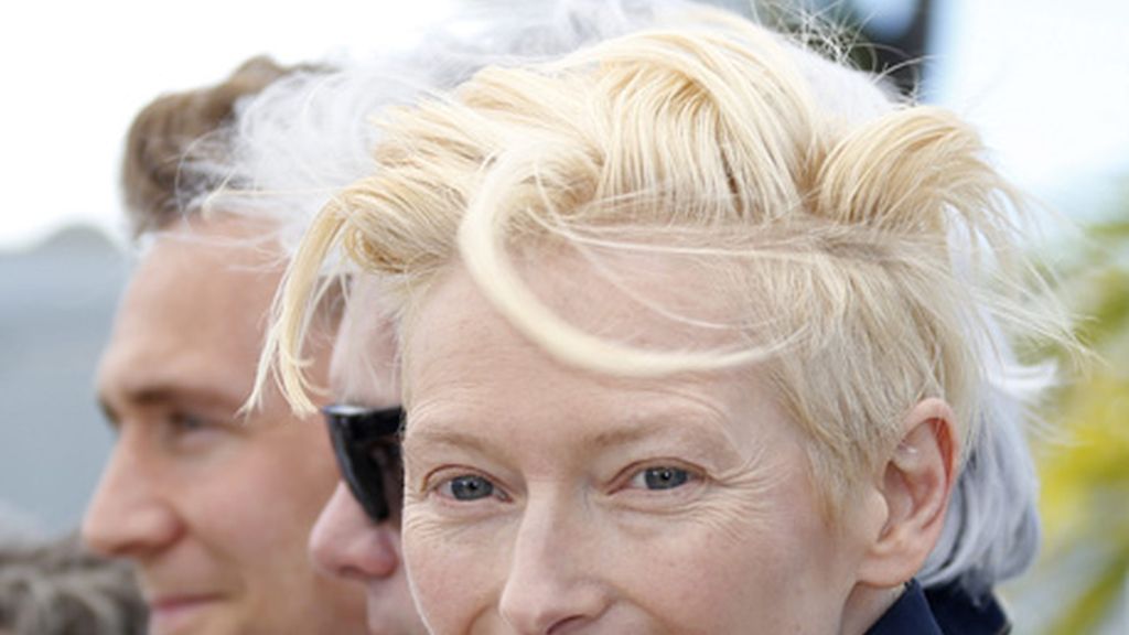 Tilda Swinton sonriente en el Festival de Cine de Cannes
