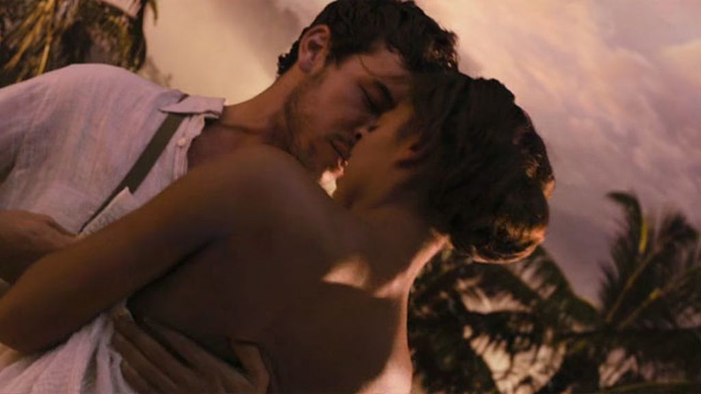 ¡El beso de Mario Casas con su pareja en 'Palmeras en la nieve'!