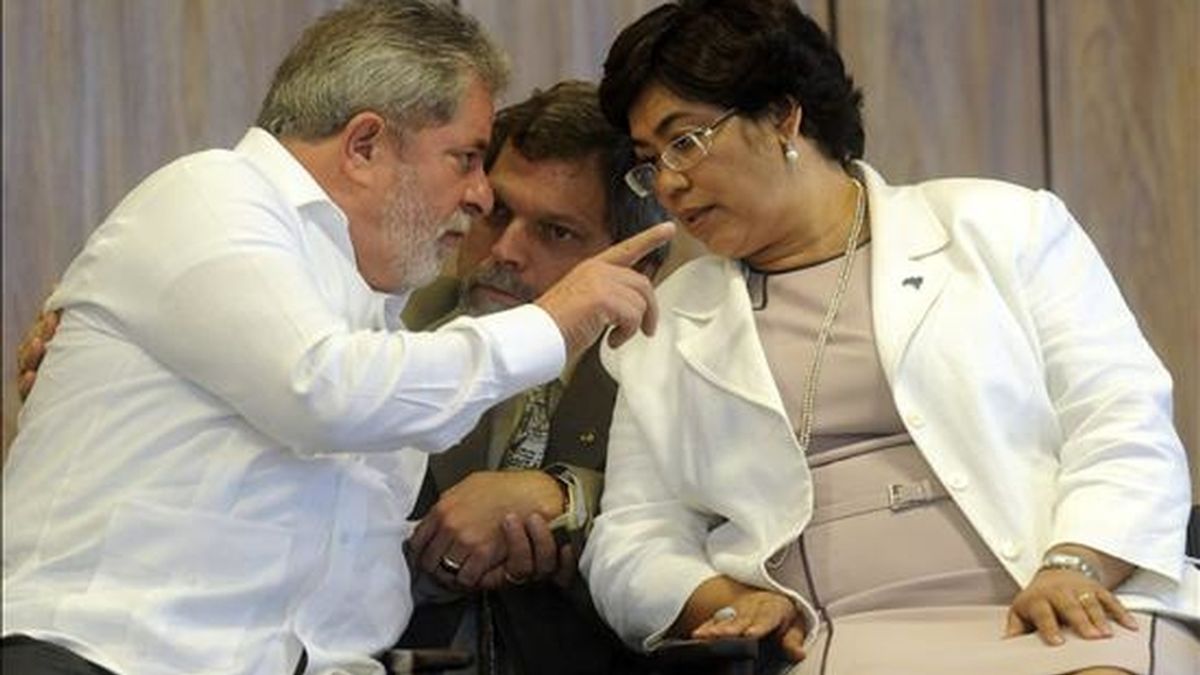El mandatario brasileño, Luiz Inácio Lula da Silva (i), acompañado de la ministra de la Presidencia, Erenice Guerra (d), el pasado 26 de agosto. EFE/Archivo