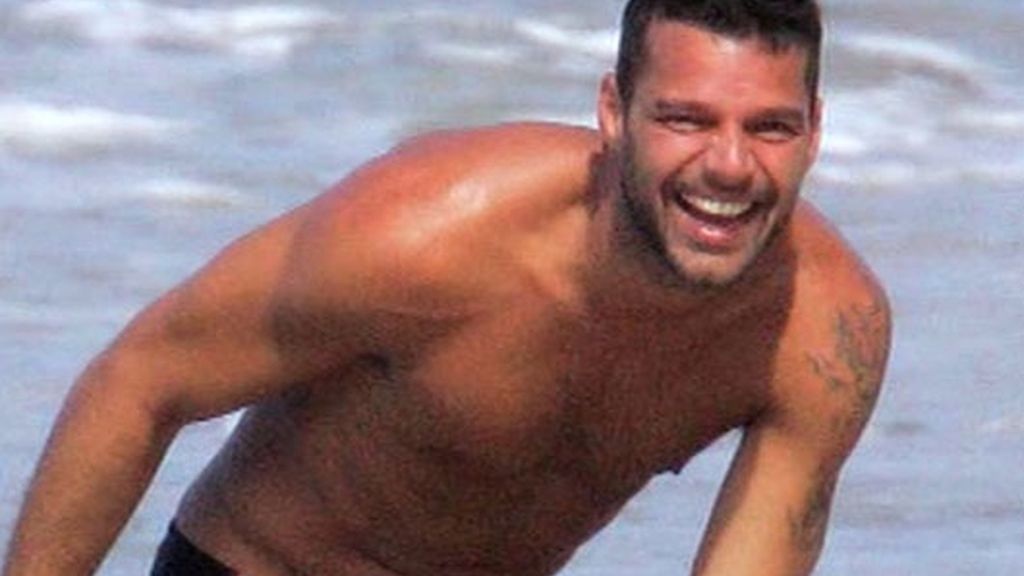 Ricky Martin luce 'cuerpazo' al sol
