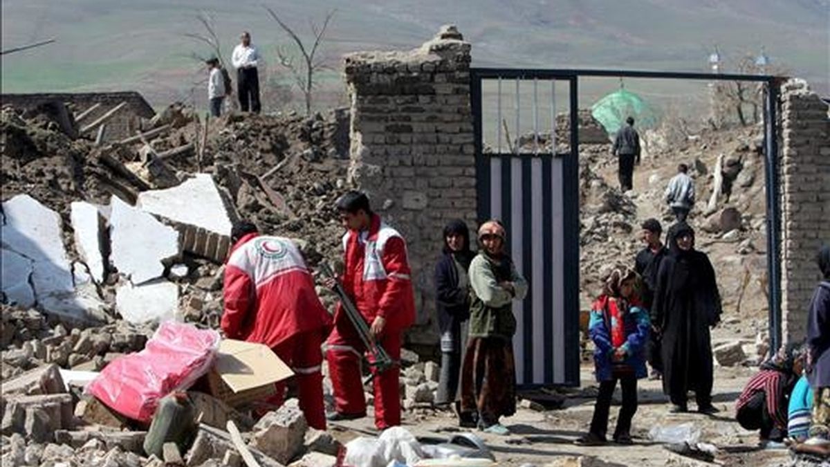 Imagen de archivo, fechada el 1 de abril del 2006, de varios habitantes de la localidad de Jaled Ali, en el oeste de Irán, tras los tres terremotos que se registraron en la provincia de Lorestan. EFE/Archivo