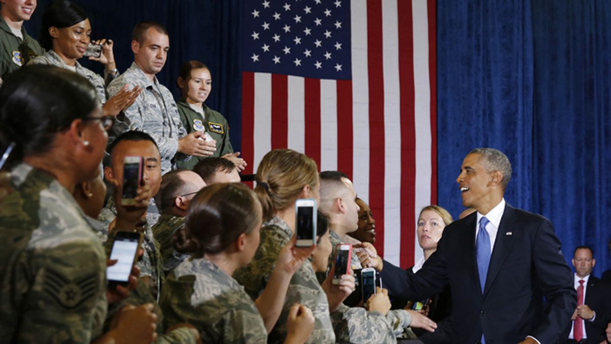 Barack Obama saluda a varios soldados de la base de MacDill en Tampa, Florida