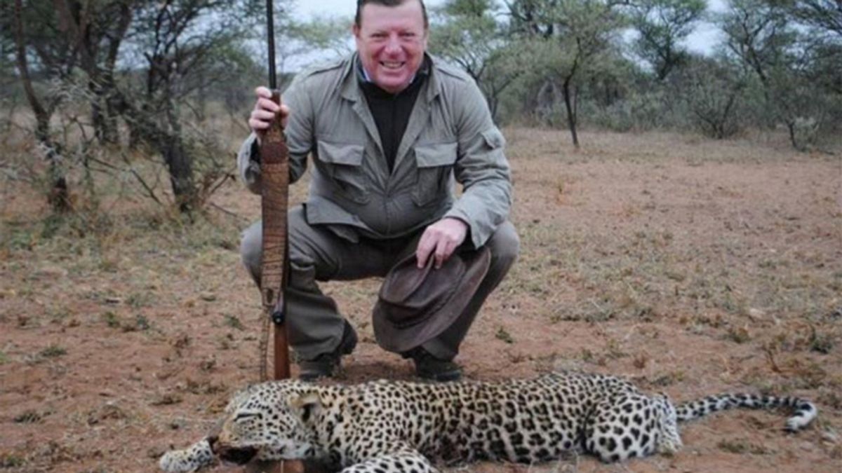 César Cadaval posando con un leopardo recién cazado
