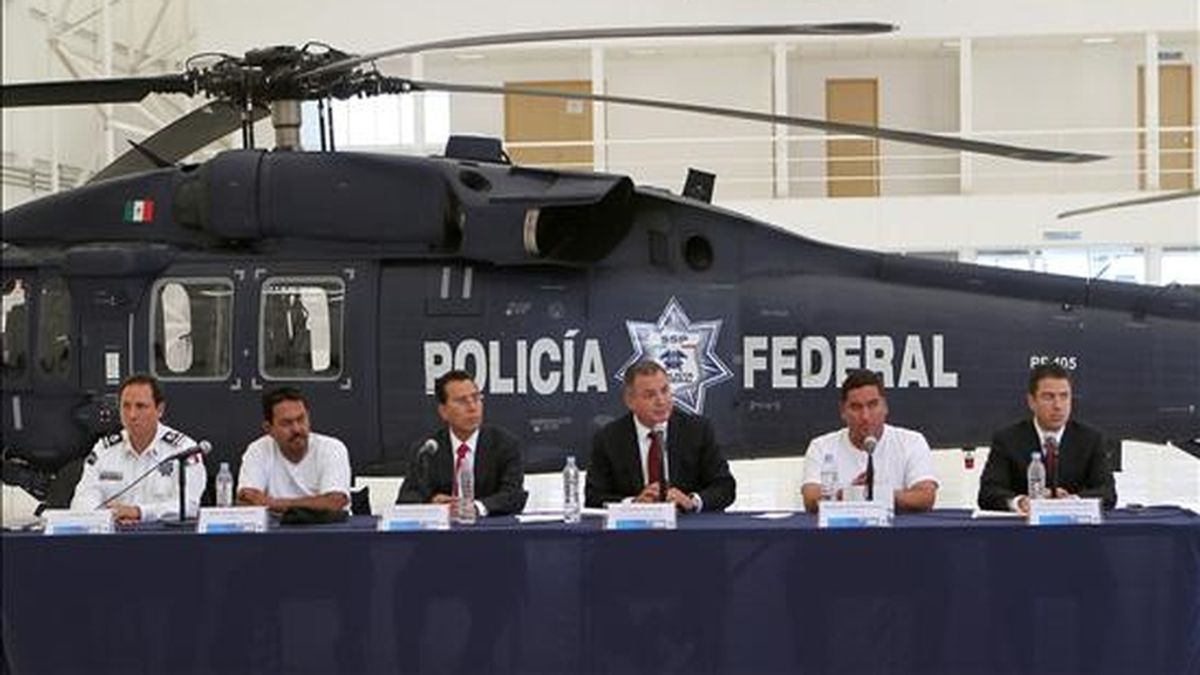 El secretario de Seguridad Pública de México, Genaro Garcia Luna (3-d), habla durante una rueda de prensa conjunta con los periodistas Javier Canales (2-i) y Alejandro Hernández (2-d), quienes fueron liberados, tras permanecer secuestrados por un grupo del crimen organizado. EFE