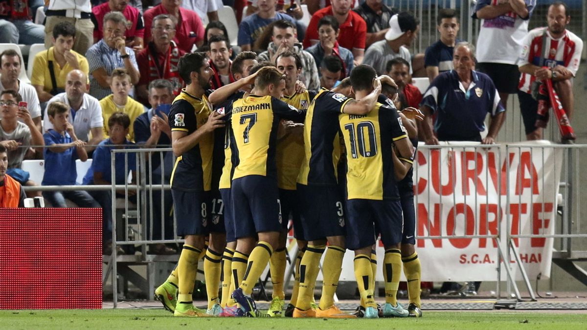 Los jugadores del Atlético Madrid celebran el gol de Joao Miranda ante el Almería