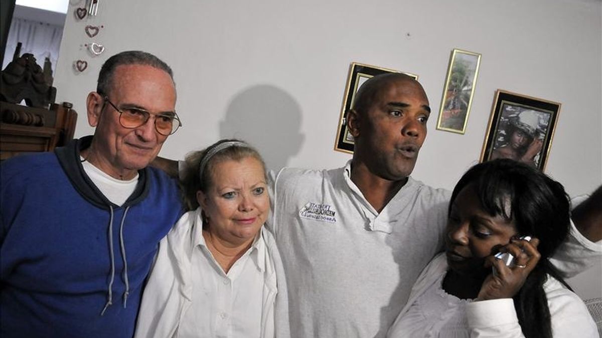 El disidente cubano Ángel Juan Moya (c), uno de los presos de conciencia del Grupo de los 75 que rechazan el exilio en España, excarcelado h abraza a su esposa, Berta Soler (d), y al también opositor Héctor Maseda (i) y a su cónyugue Laura Pollán (2i), en La Habana (Cuba). EFE