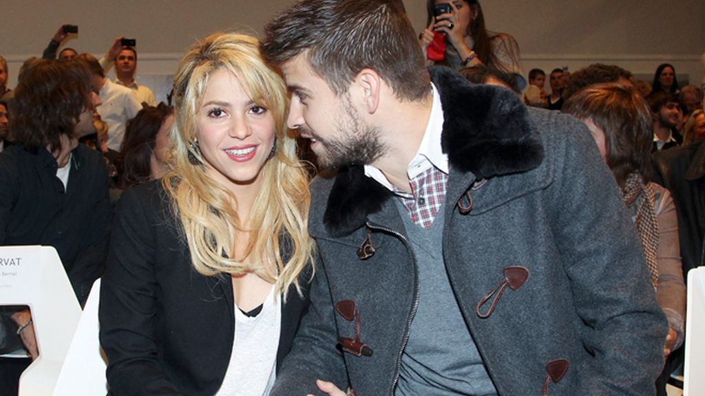 Gerard Piqué se lleva a Shakira a la presentación del libro de su padre