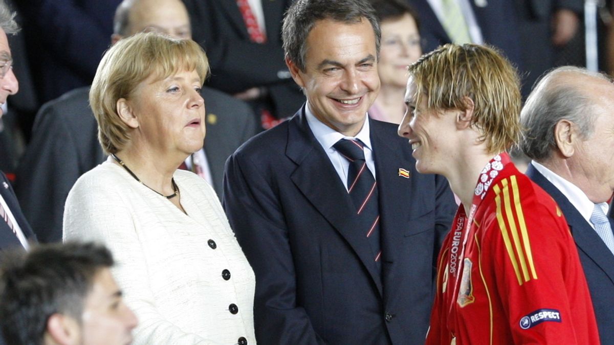 Merkel falicita a Fernando Torres en la Eurocopa 2008