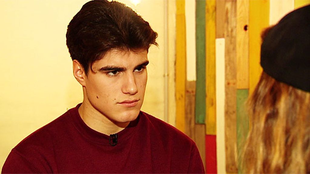 Julen le enseña a Margareth el video del delito
