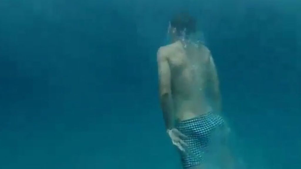 Morata bucea en las aguas mediterráneas