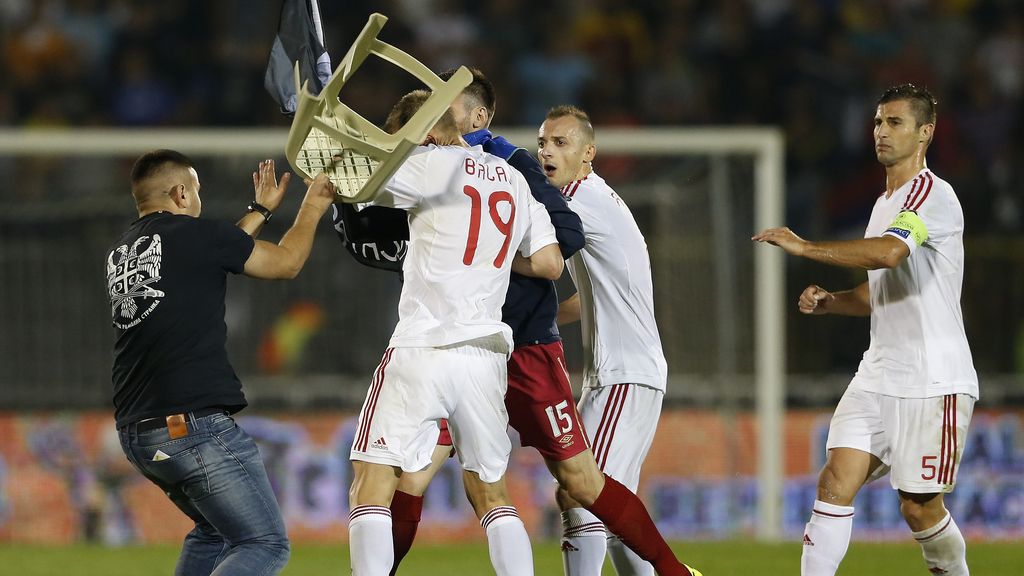 Se suspende el Serbia-Albania por una batalla campal entre jugadores y afición