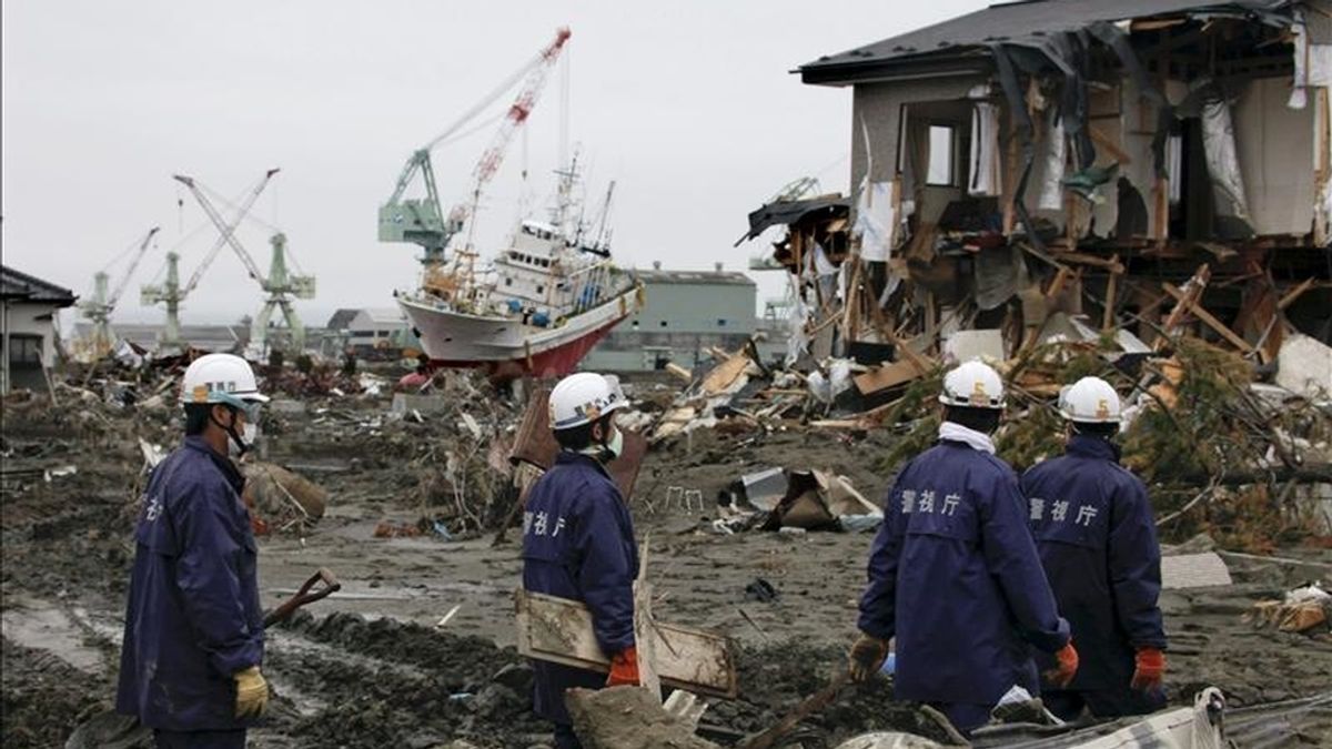Miembros de las fuerzas de autodefensa japonesas caminan entre los escombros mientras buscan a desaparecidos durante el terremoto y posterior tsunami del 22 de marzo, en la localidad de Higashimatsushima, prefectura de Miyagi, norte de Japón. EFE