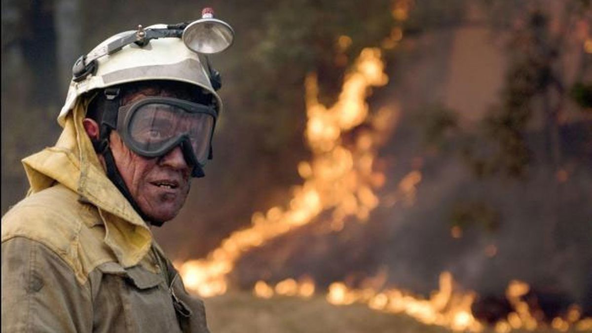 Más de una decena de incendios permanecen activos en Orense.