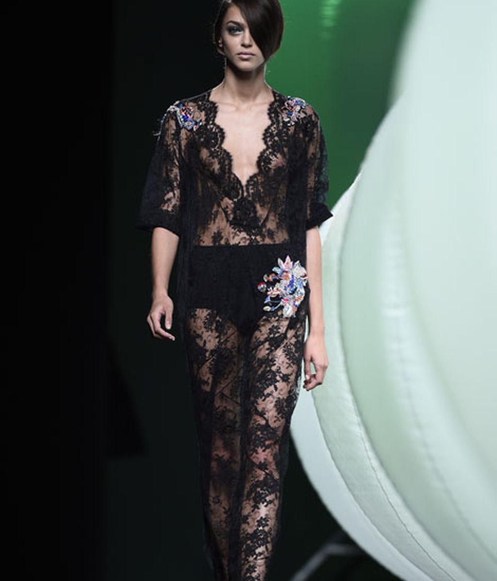 Bordados y drapeados rompen la geometría