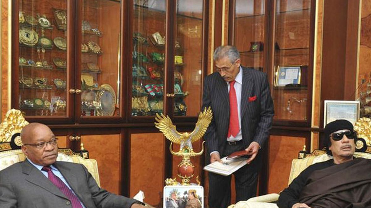El presidente sudafricano, Jacob Zuma (i), y el líder libio, Muamar El Gadafi, durante la reunión que celebraron en Trípoli (Libia).