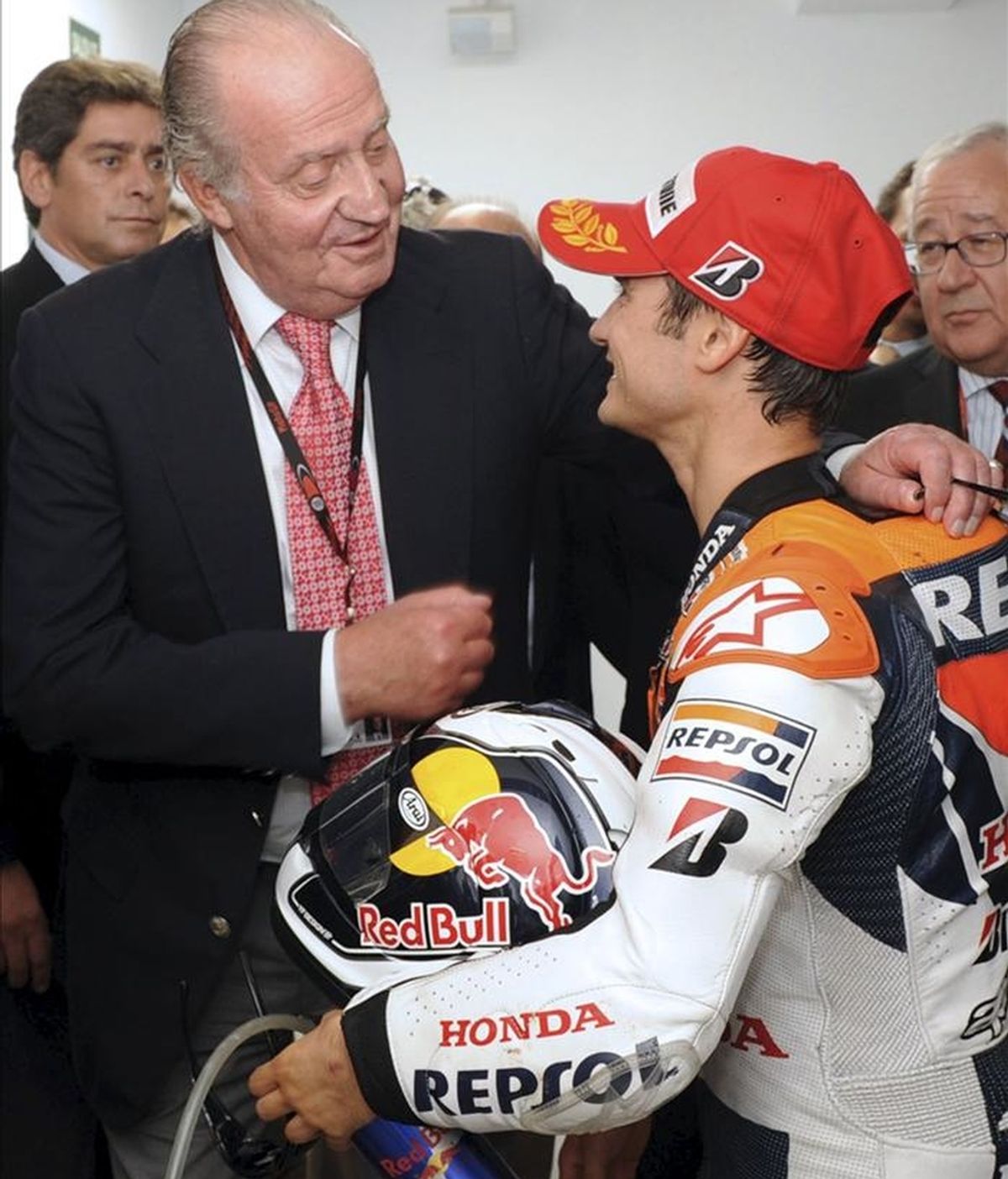 El piloto español de Honda, Dani Pedrosa (d), recibe el saludo de S.M. Rey de España, don Juan Carlos I, tras quedar en segunda posición en el Gran Premio de Aragón de MotoGP. EFE/Archivo