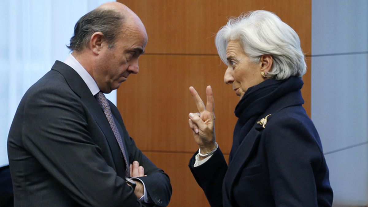 Luis de Guindos y Christine Lagarde conversan durante una reunión del Eurogrupo