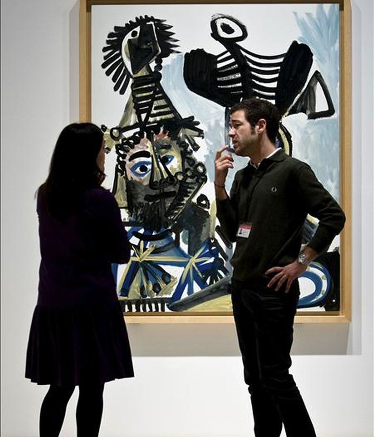 Unos operarios observan el lienzo "Hombre, Mujer y Niño", que se expone en el Museo Picasso Málaga. EFE/Archivo