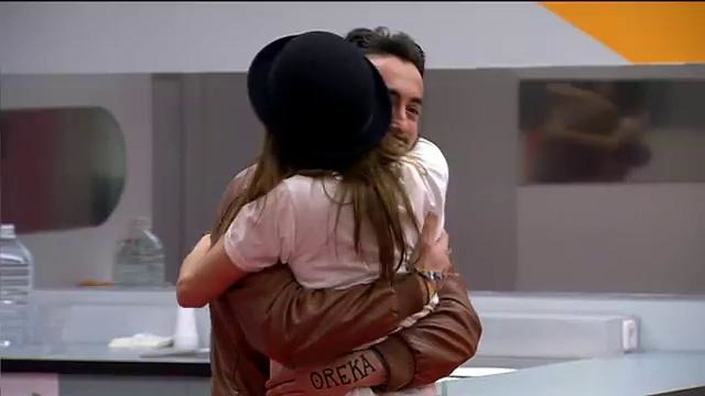 El vasco compartió cama con su amiga especial pero terminó durmiendo con Han