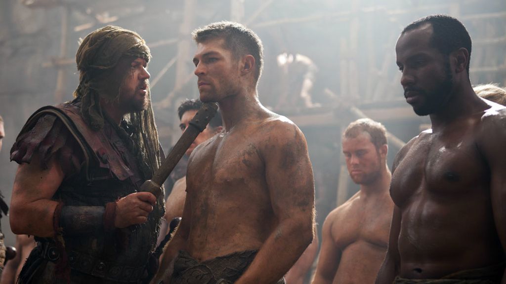 Spartacus y Crixus intentan liberar a Naevia