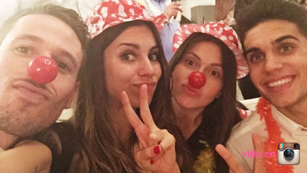 Melissa Jiménez y Marc Bartra, acompañados por amigos