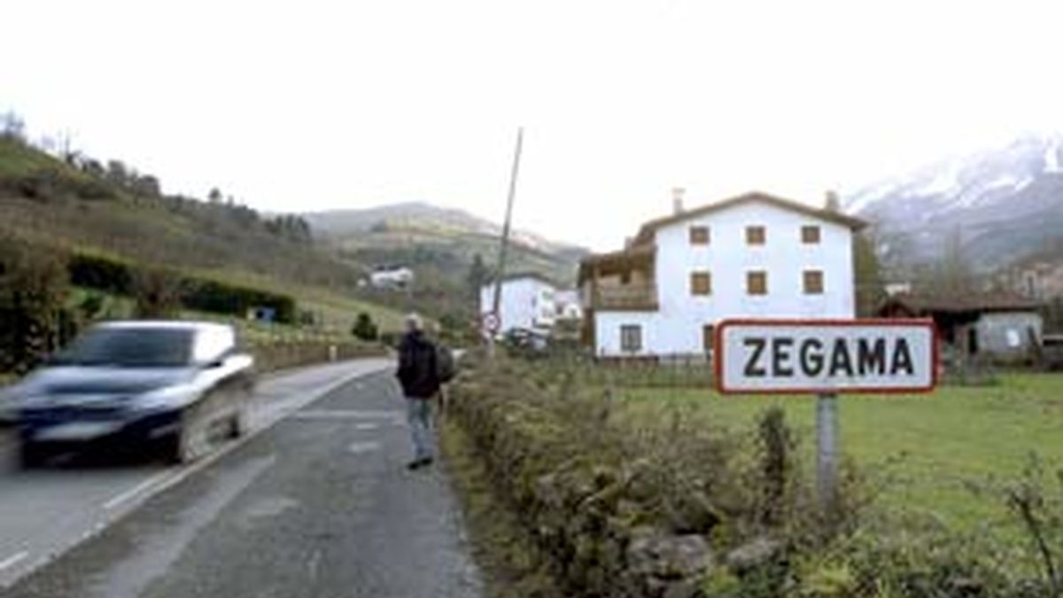 Vista de la entrada a la localidad guipuzcoana de Zegama, donde la Policía española ha encontrado explosivos, detonadores y temporizadores en un escondite de la banda terrorista ETA. Foto: EFE.