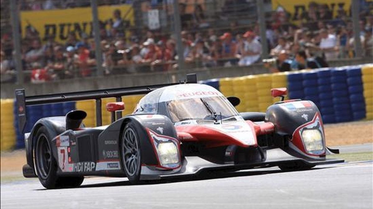 El Peugeot conducido consecutivamente por los pilotos Nicolas Minassian, el español Marc Gené y Jacques Villeneuve en el circuito de Le Mans, Francia, hoy. EFE