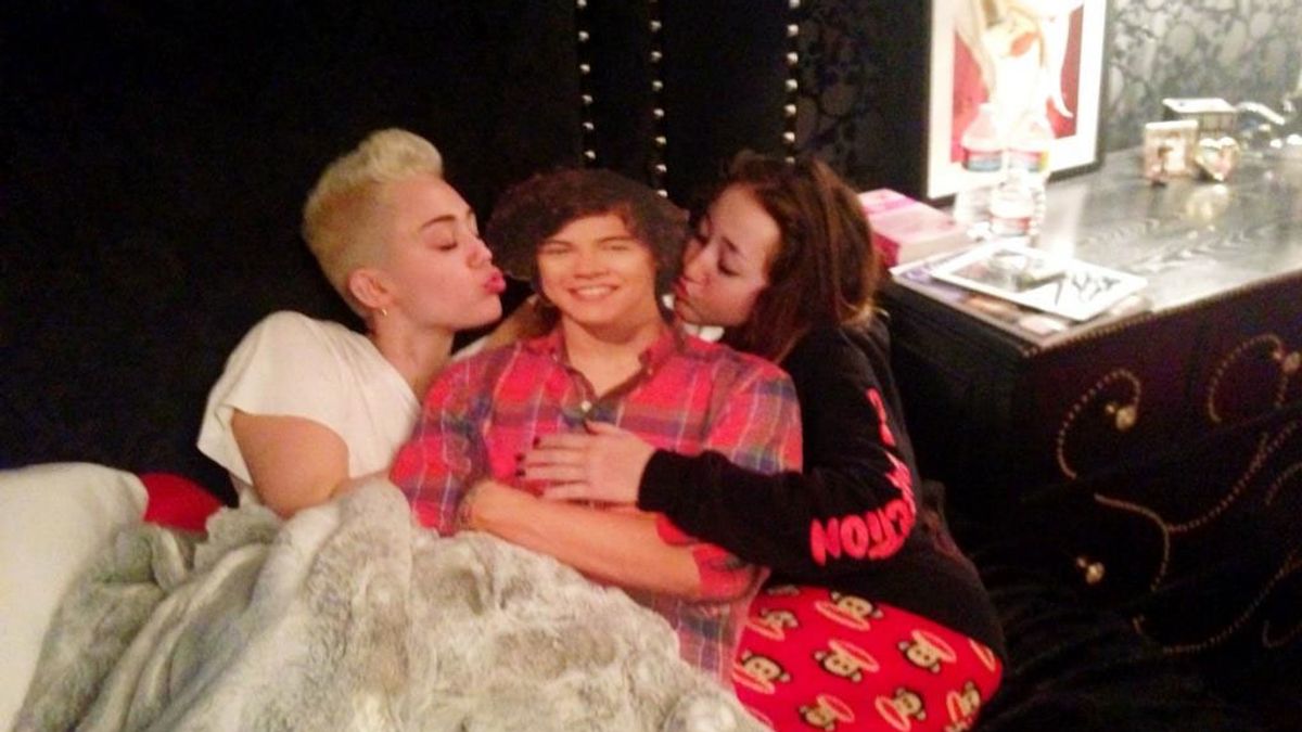 Miley y su hermana Noah, con una imagen de Harry Styles