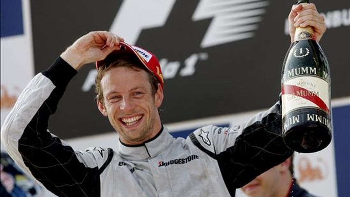El piloto británico de Fórmula Uno Jenson Button, de la escudería Brawn GP, celebra en el podio su victoria en el Gran Premio de Turquía de Fórmula Uno disputado en el circuito Otodrom de Estambul, Turquía. EFE