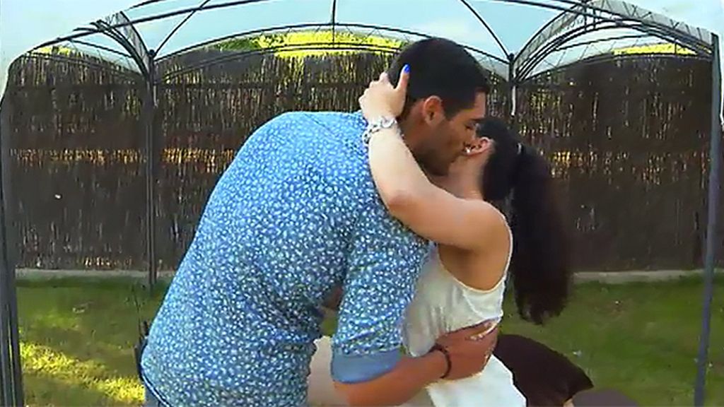 A Isaac no le encantan los besos de Paula