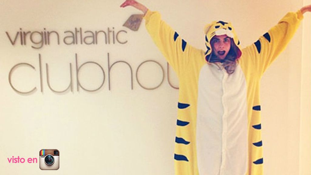 La reina del 'onesie' o pijama de una pieza es Cara Delevingne